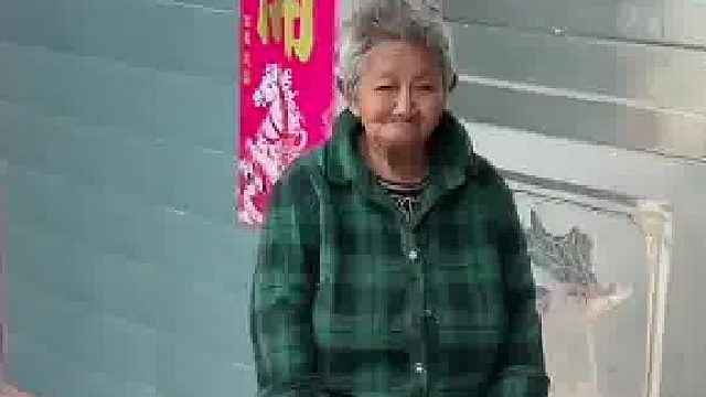 女子回村发现自己的衣服和奶奶的撞衫了，不同年龄穿出不同的风格