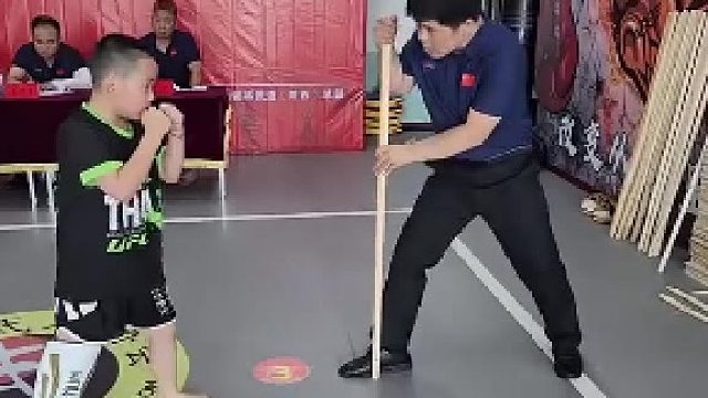 小孩哥踢飞木棍评委瞬间躲开，评委：没点本事我能坐在这