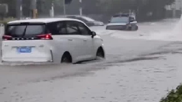 车主倒车通过涉水路段看呆其他车主