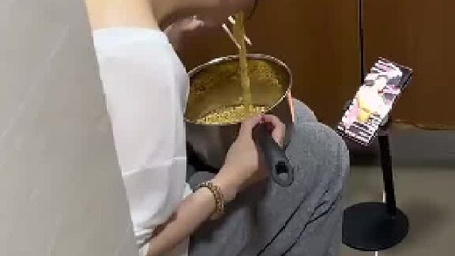 丈夫心疼老婆只吃泡面，打算给她加餐，不料翻出一大堆她偷藏的美食！