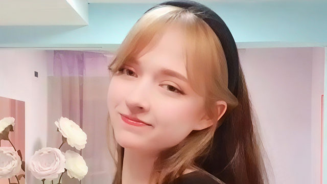 俄罗斯姑娘才艺表演23.10.25_铁锤(安吉丽娜)00