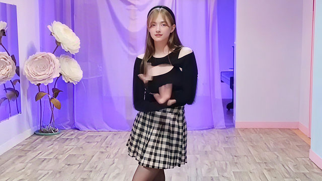 俄罗斯姑娘才艺表演23.10.25_铁锤(安吉丽娜)01