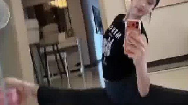女子高难度拉伸挑战，单脚立于瑜伽砖完成一字马
