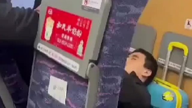 趁他睡着的时候。我尿他脸上，这种犯法吗