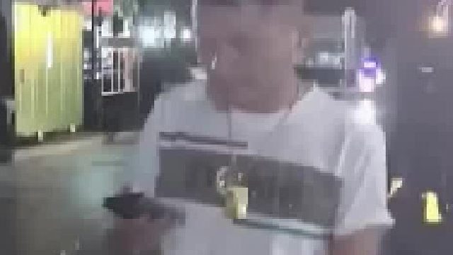 店里消费一万八没钱结账，老板娘直接报警找到他家 ，没想到一分钱也没要到，拍摄者_假金链子假手表，一身案底，一车假药烟，还能谈到这么漂亮的女朋友， 匪夷所思