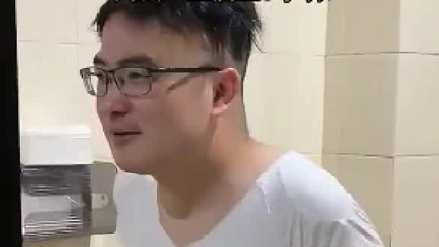 老公突然换上假发、肌肉衣，打扮后变了一个人，看不懂他要干啥！