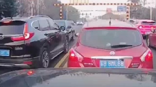 最讨厌逆行的，本来车道又少，车又多，还要逆行