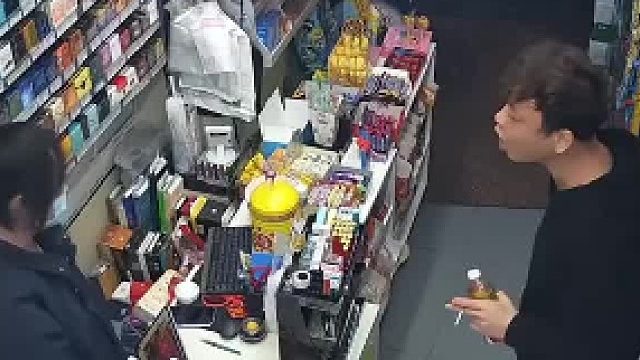 醉酒男子在商店买东西不付款，想看饮料有无中奖遭店员阻拦，便动手打砸收银台货物