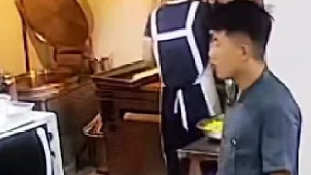 小伙在砧板上玩菜刀，结果到医院里被缝了20多针，网友：在厨房砍住手基本上都是玩刀的1