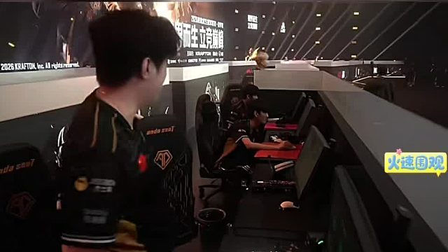 PCL秋季赛史诗对局！ 17飘柔13杀持平，小五独狼1打2吃鸡