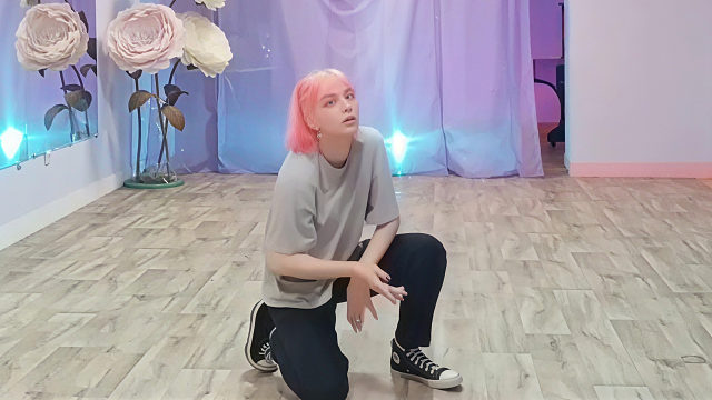 俄罗斯姑娘才艺表演23.10.25_小红帽03