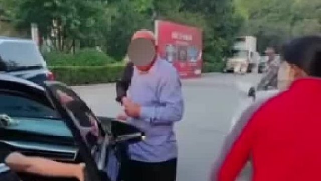 村民抢喜与东家发生争执，网友：素质堪忧