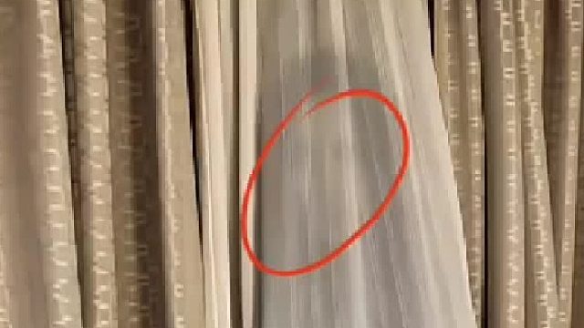 国外网友在家中拍到的惊悚一幕，窗帘上浮现出一张诡异人脸