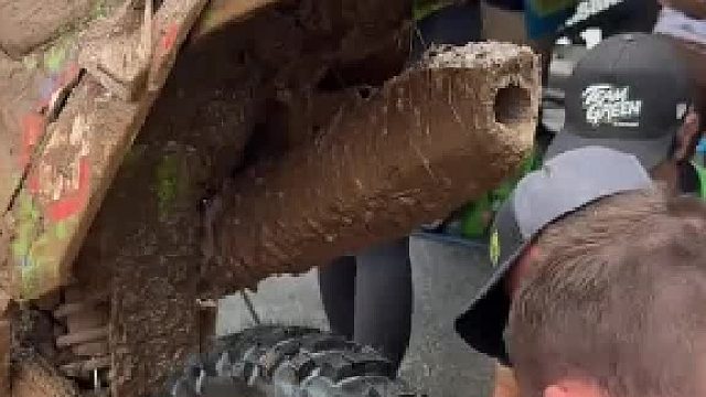艰难的越野赛进站修整