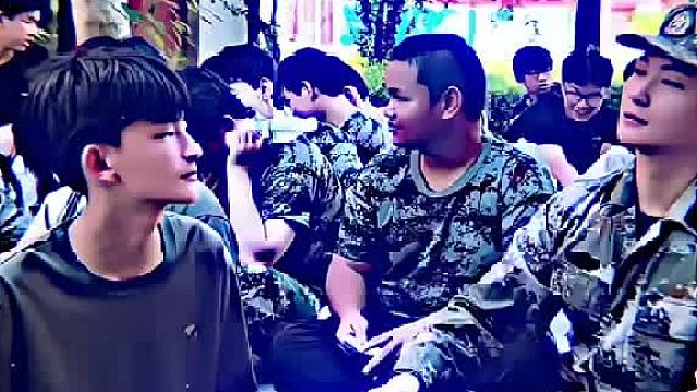教官：我让你送矿泉水，没让你送口水