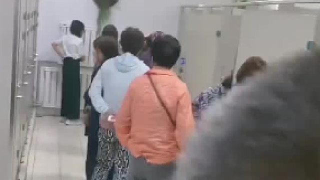 就是男卫生间，只是那些女人走错厕所了