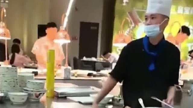 女生吃自助餐想吃回本，想直接把大鱼头夹走，厨师：你夹我们“大堂经理”？