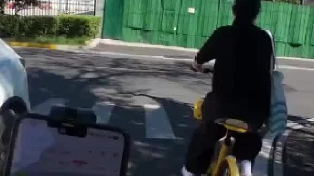 骑自行车拐弯根本不看路况差点撞车，没想到在十字路口拐弯女子也不看