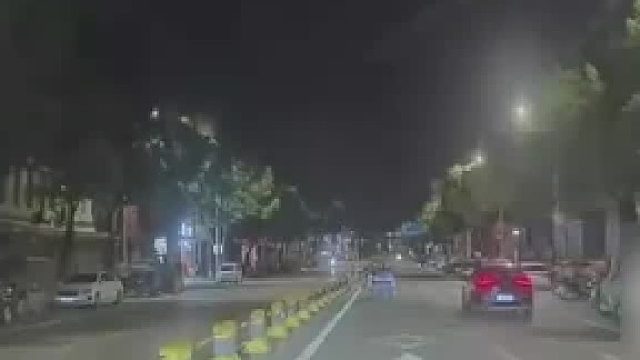 深夜叫代驾才开出1分钟 女代驾摸手机分心撞护栏冲进对向车道 车主：怎么能开到逆行去 我的新车