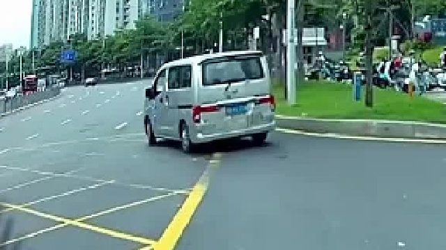 外卖小哥与车主差点相撞小哥出言挑衅后离开，车主气不过迫上去拦截对方快速打开车门