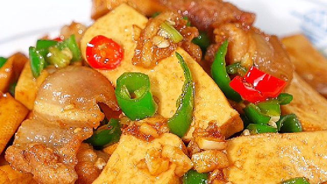 作为一名湖南人，应该没有谁会拒绝这道香干炒肉了吧，辣椒要到位，香干要选对，想不好吃都难。