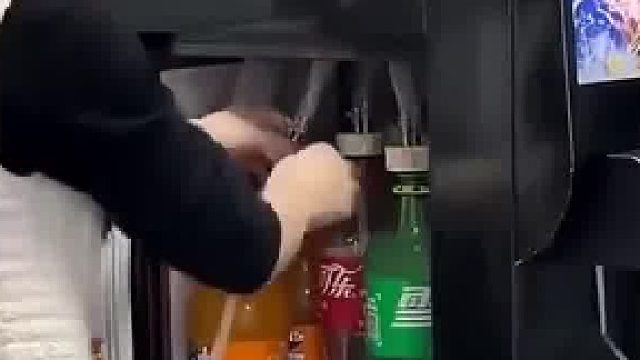 顾客无意间发现，自助饮料机的饮料是这样的