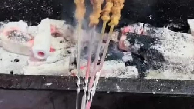 把签子弄热，让服务员上菜，真是坏到骨子里了，自己还录视频，是在网曝自己吗