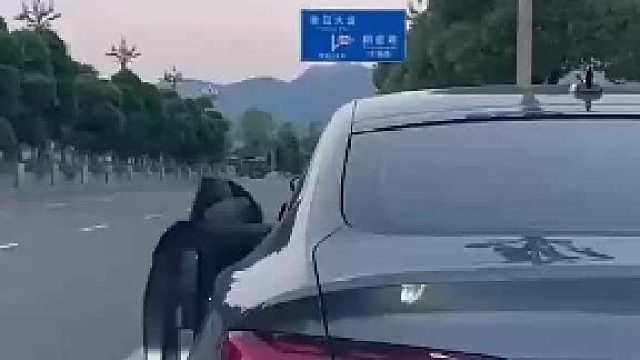 不小心追尾前车，车主骂骂咧咧的下车，又笑着上车！