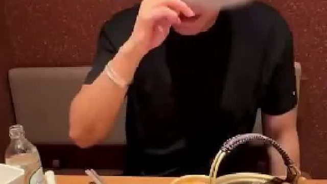 吃饭的时候 女子让男子把耳机摘了，男子嘴硬说能听见女子说话，结果一句听不见