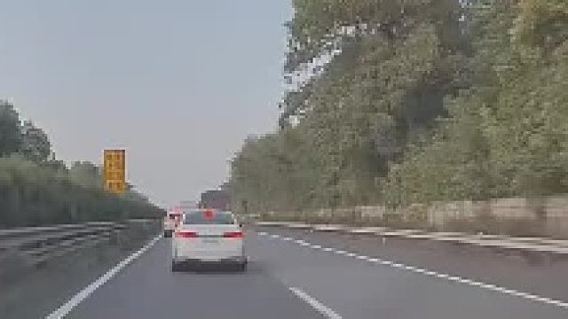 高速惊险一幕，红车紧急变道后减速到几乎停车，后面的白车差点被撞