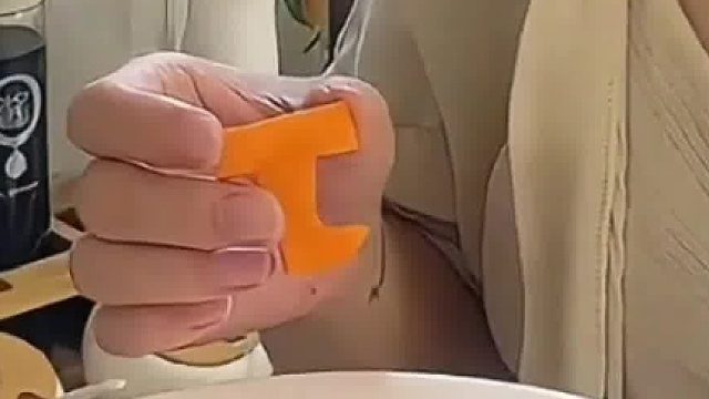 老婆让把胡萝卜切成丁，没想到老公切成了丁字。