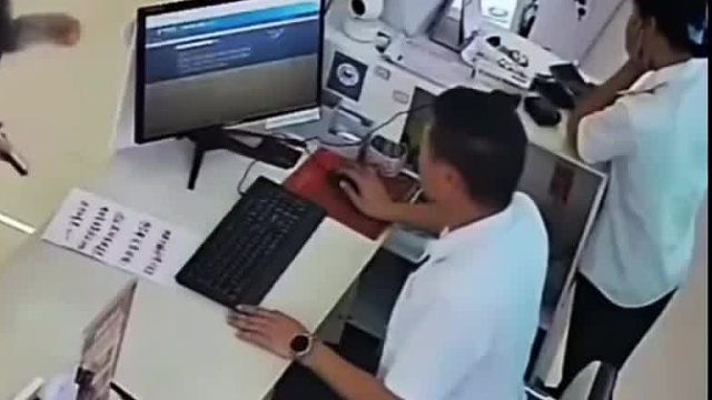 奇葩大赏，女子办卡需要实名制，给工作人员都整得无语了