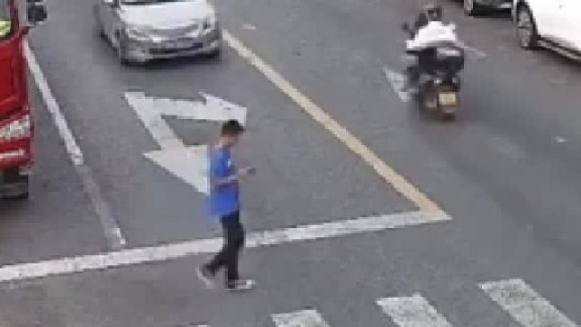 两个都不看路