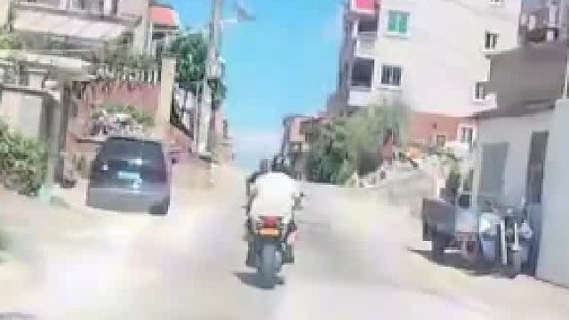 摩托车右侧超车，恰好遇上前方大爷向右变道，两车相撞！大爷怕担责直接离开