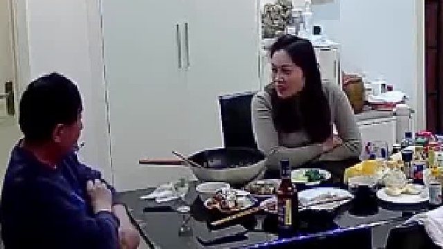 丈夫当着孩子的面对妻子动手，妻子反击被一巴掌打翻在地，妻子_儿子偏袒爸爸，我拿命养大的孩子，不是来报恩的，是来要我半条命的