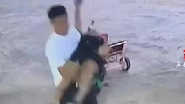 丈夫惹妻子生气后，妻子拒绝去聚餐，丈夫“硬核”邀请上车