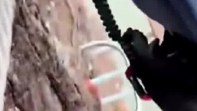 小伙和朋友攀爬飞拉达低头一看支撑点被割断吓得想尿裤！