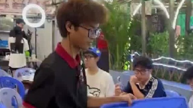 男子和同事一起收拾桌子___“分工明确，不到30秒就可以清理完”