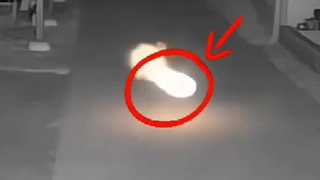 监控拍下诡异一幕，小狗深夜出门，路上撞见神秘漂浮火球