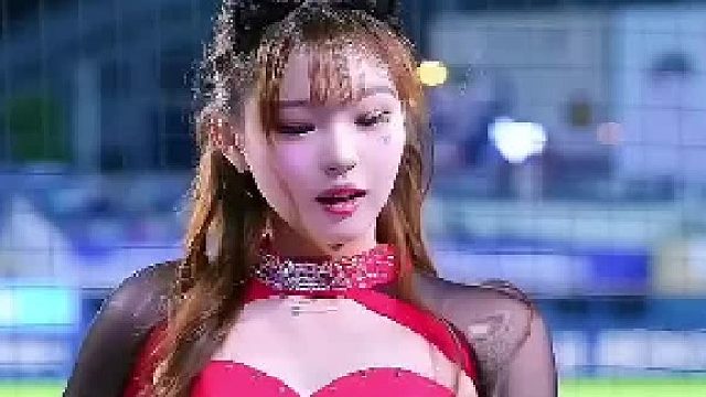 一整个被这红衣辣妹美到了