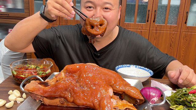 老丈人送来颗猪头，阿强这次吃爽啦！