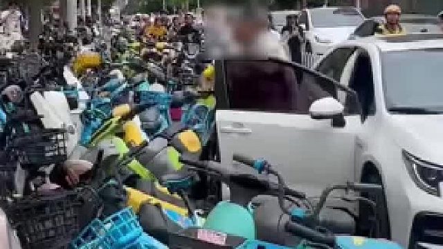 疑似路边下车挡住电动车通行