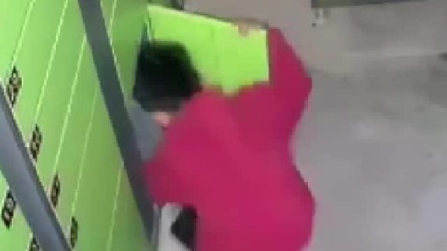 这孩子太调皮了，家长真的要看好娃呀！