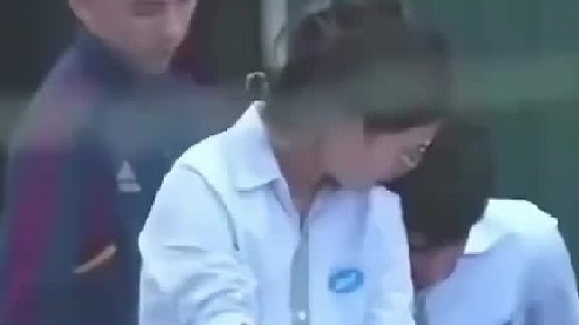 越南足球解说 正在解说足球比赛的时候，画面拍到一个温馨的画面，导致导播摄像机一直舍不得离开。