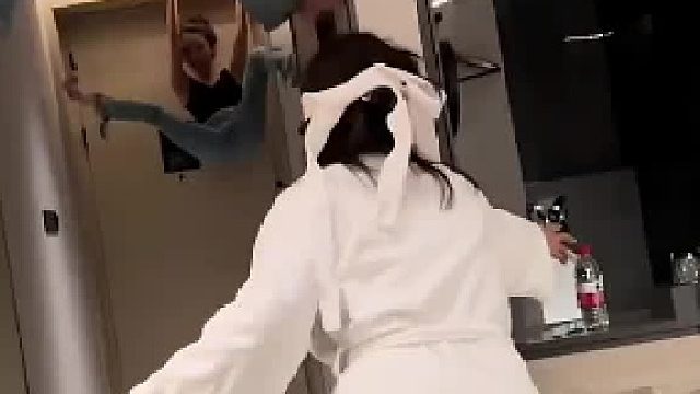 这家伙臂力腿力都能撑住？