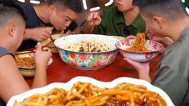 普通的面条经过我们湖南人的手，也能香到舔盘