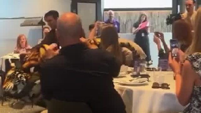 老虎生气时，操演者也要跟着进入状态；老虎呼吸时，操演者也要跟着呼吸。与其说是在操控一只老虎，不如说是三个人共同成为一只老虎。