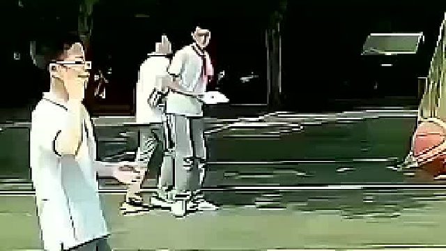 阳光洒在篮球场上，青春洋溢在每一个角落