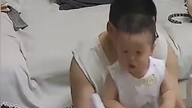 妈妈在后面看着爸爸带宝宝玩，表情早已预料到了一切
