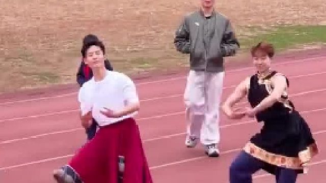学生在操场上跳民族舞蹈